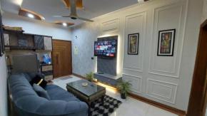 Spacious and comfortable Apartment Entire 2 Bedroom, Lounge, Kitchen, Luxurious Airconditioned Bedrooms Attached Bathroom Hot and Cold Water lines Lounge Sitting Area Smart Led TV Kitchen Stove Micro 